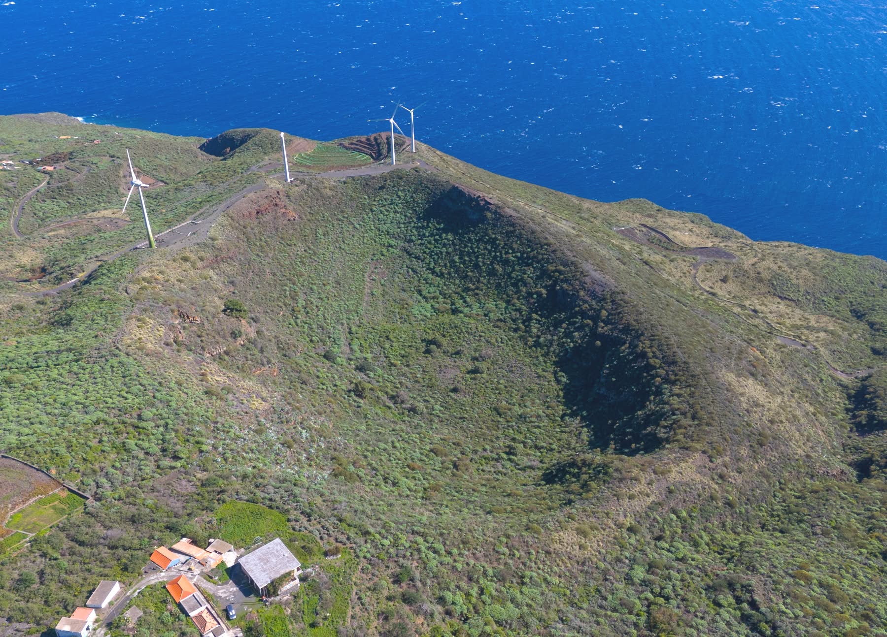Breña Alta La Palma, La Caldereta el cráter volcánico más grande de la isla con la ermita