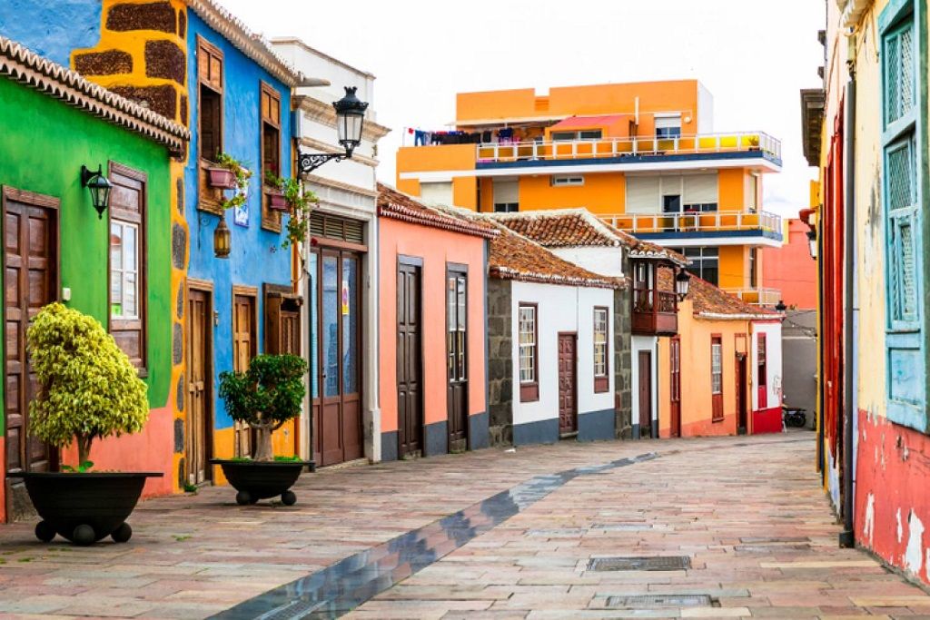 casco histórico de Tazacorte con calles empedradas y balcones Casco histórico de la Villa de Tazacorte, La Palma, con balcones canarios y calles empedradas