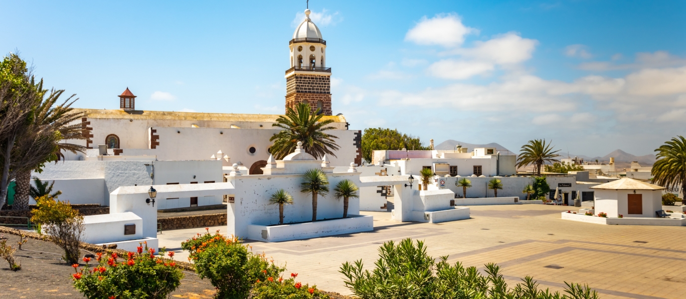 casco histĂłrico de Teguise con casas blancas y la iglesia Casco histĂłrico de Teguise Lanzarote, antigua capital de la isla con arquitectura canaria