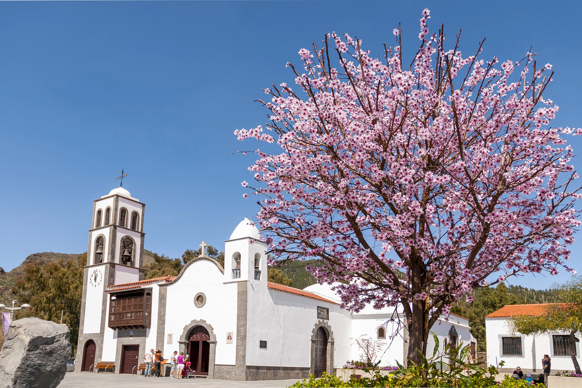 Pueblo de Santiago del Teide, Tenerife, con Iglesia de San Fernando Rey en las medianías