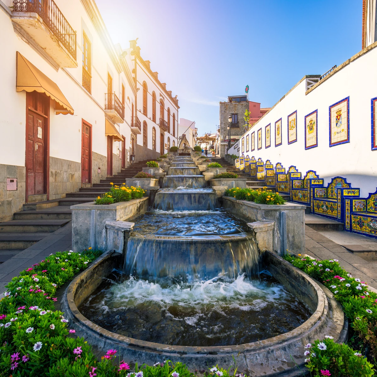 Firgas Gran Canaria, Paseo de Gran Canaria con la cascada de piedra de cantería y escudos municipales