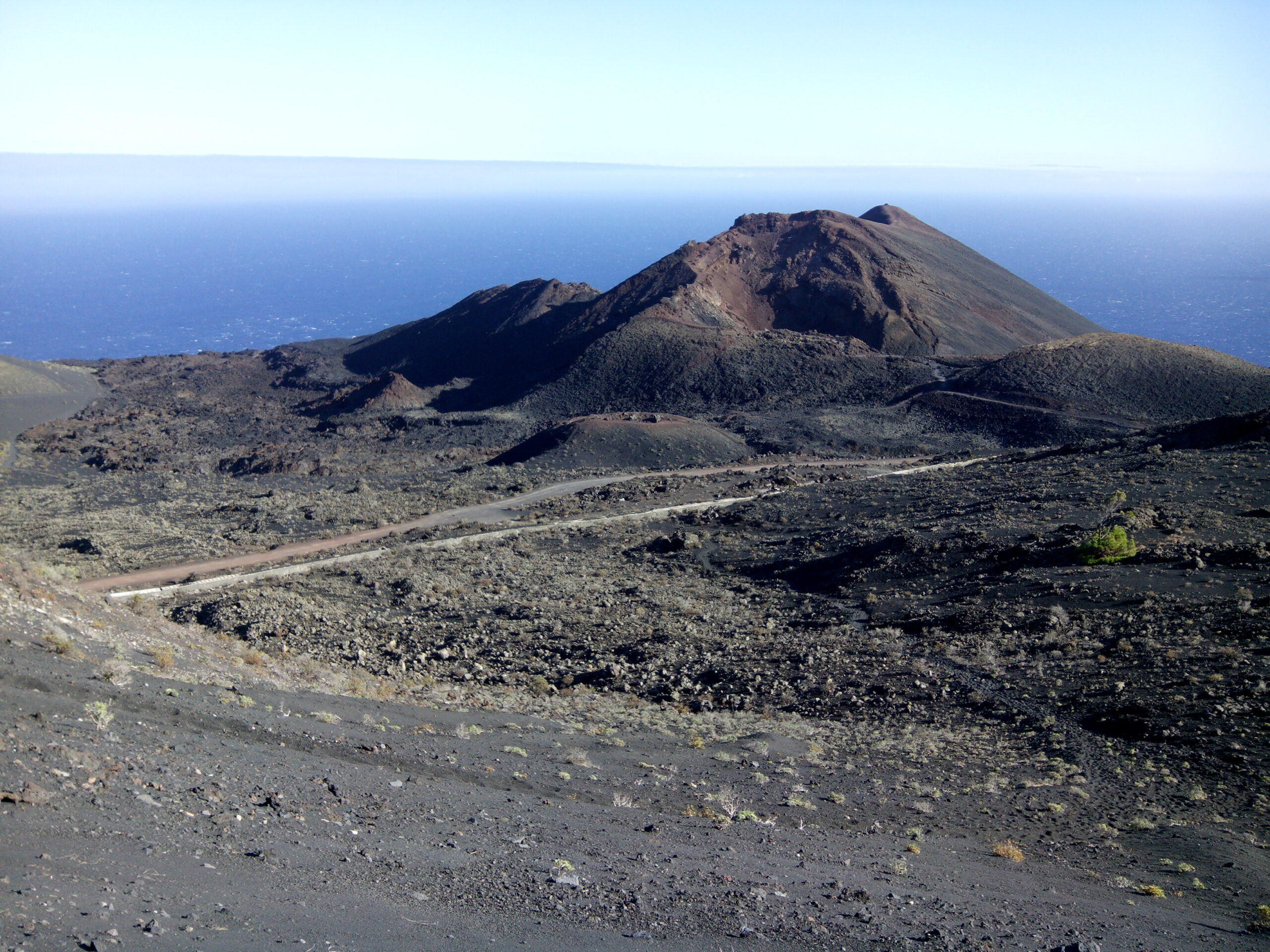 Fuencaliente La Palma, Volcán Teneguía con el Atlántico al fondo en el sur de la isla