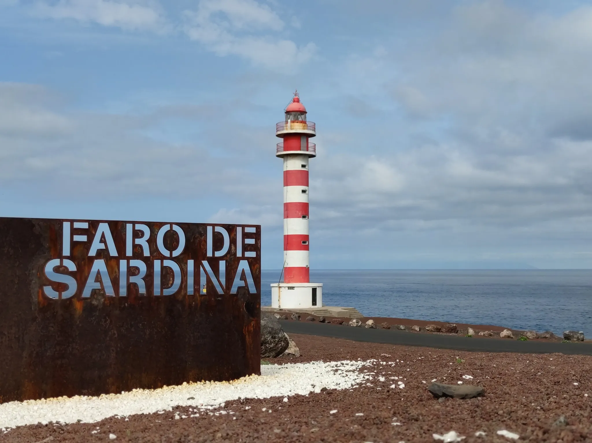 Gáldar Gran Canaria, Playa de Sardina con bandera azul y el faro del extremo norte de la isla