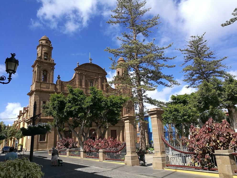Gáldar Gran Canaria, Plaza de Santiago con la Iglesia de Santiago Apóstol en el casco histórico