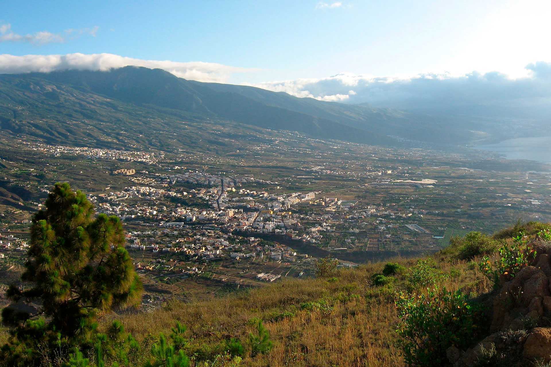 Güímar Tenerife, vista panorámica del Valle de Güímar con el Teide al fondo