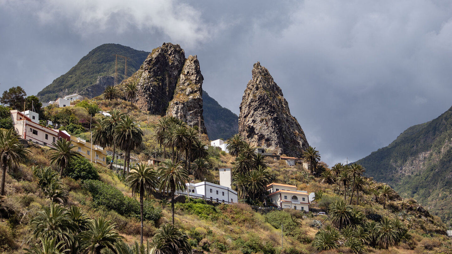 hermigua-la-gomera-roques-pedro-petra Hermigua La Gomera, Roques de Pedro y Petra formaciones volcánicas en el valle
