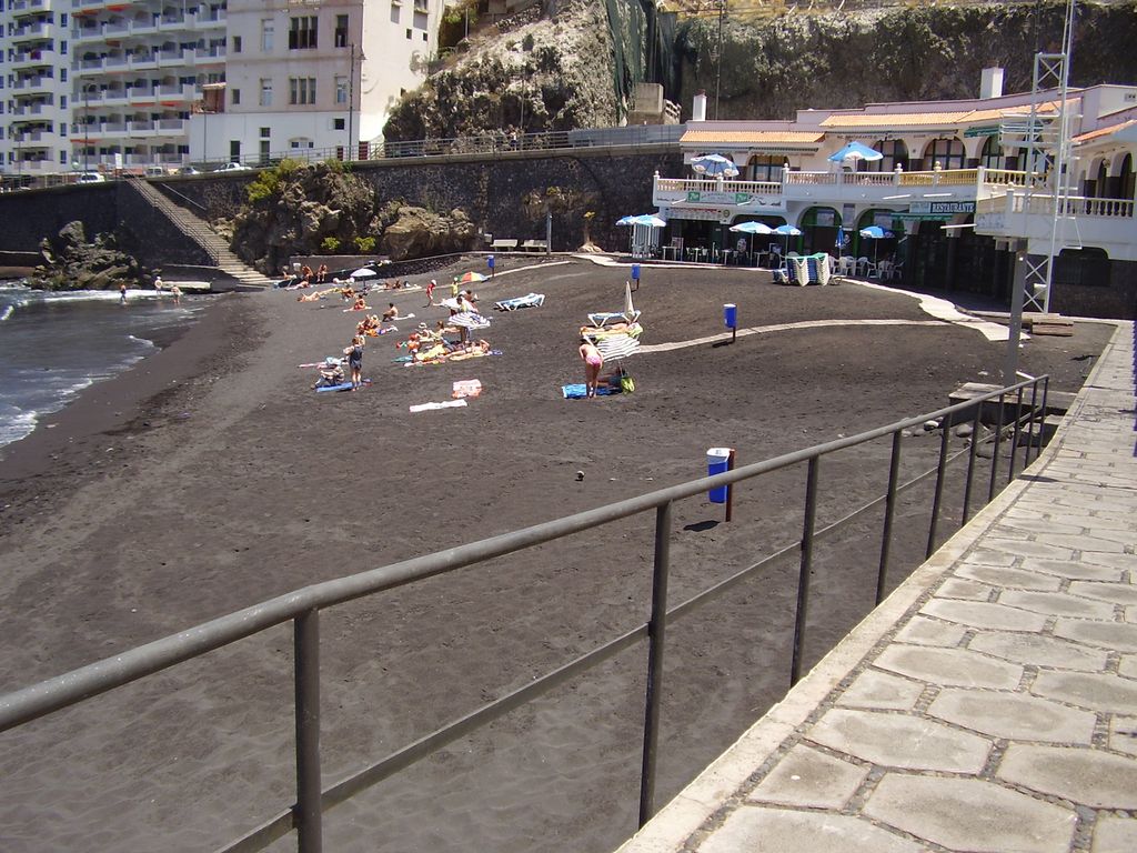 Icod de los Vinos Tenerife, Playa de San Marcos con arena negra y acantilados