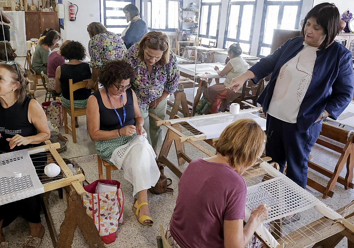 Ingenio Gran Canaria, artesanas elaborando calados canarios en el Taller Municipal de Artesanía