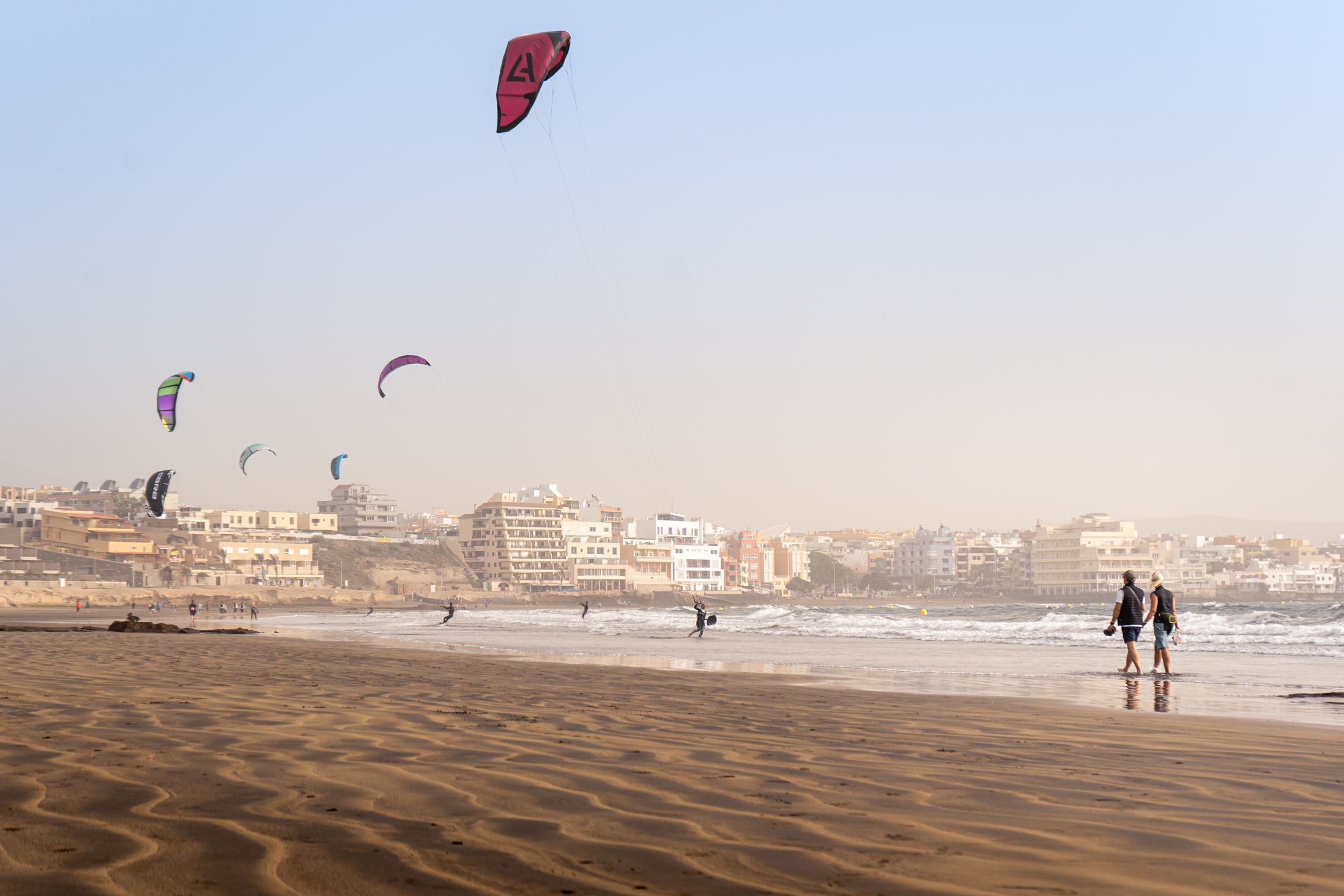 Kitesurf en El Médano, Granadilla de Abona, con las playas de El Médano al fondo
