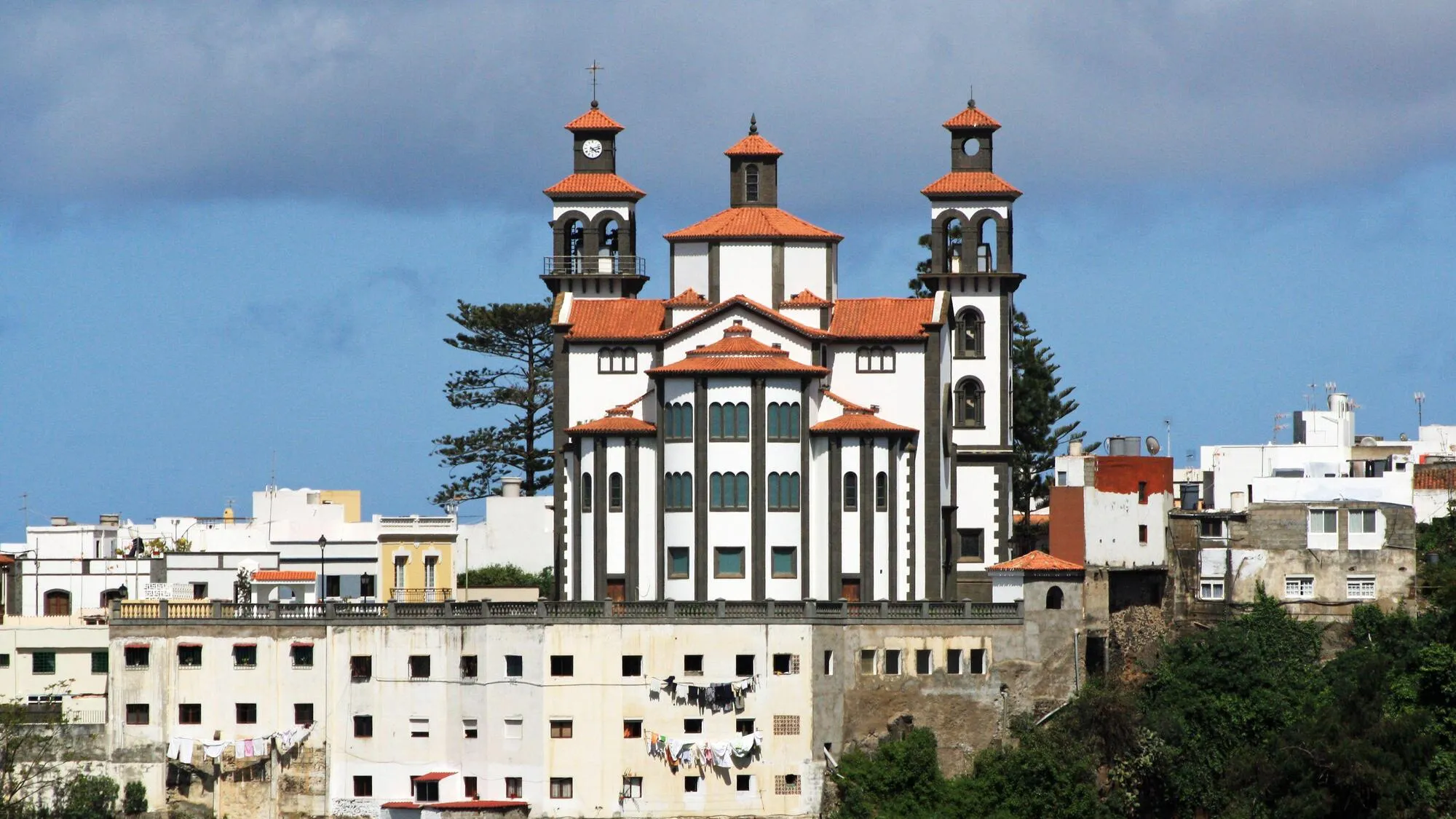 moya-gran-canaria-iglesia-candelaria-barranco Moya Gran Canaria, Iglesia de Nuestra Señora de la Candelaria sobre el borde del Barranco de Moya