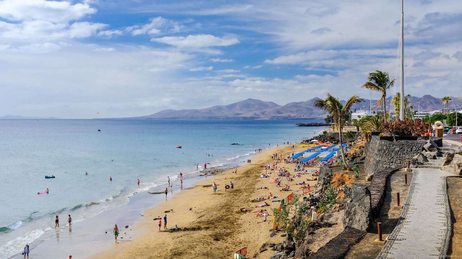 Puerto del Carmen en Tías Lanzarote, playa de arena dorada y paseo marítimo
