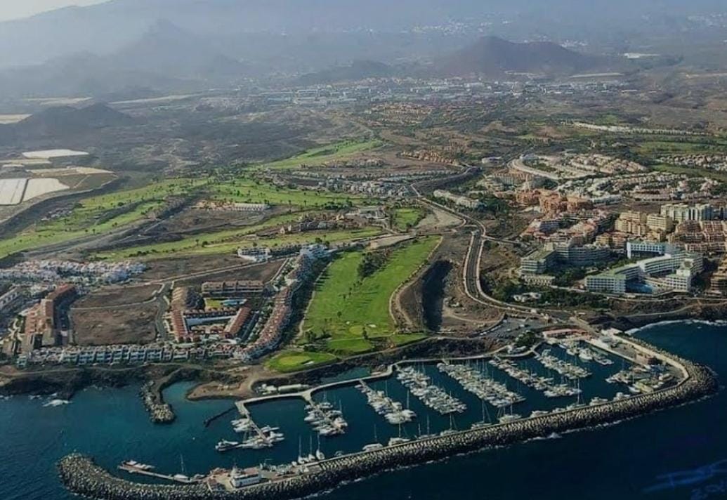 panorámica del municipio de San Miguel de Abona Amarilla Golf en San Miguel de Abona, Tenerife, campo de golf junto al mar