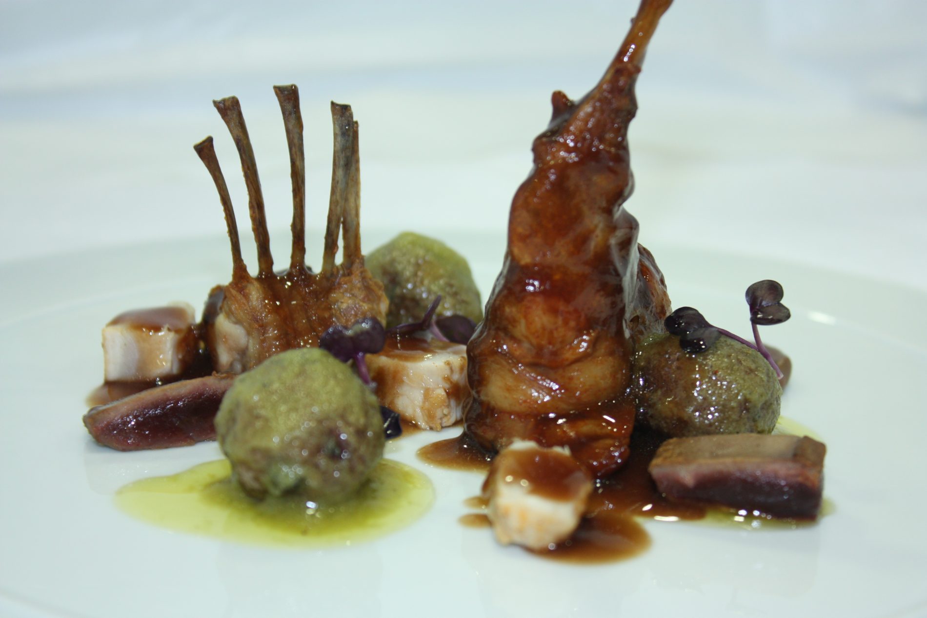 Gastronomía en Tacoronte: conejo en salmorejo con papas arrugadas y mojo, Tenerife