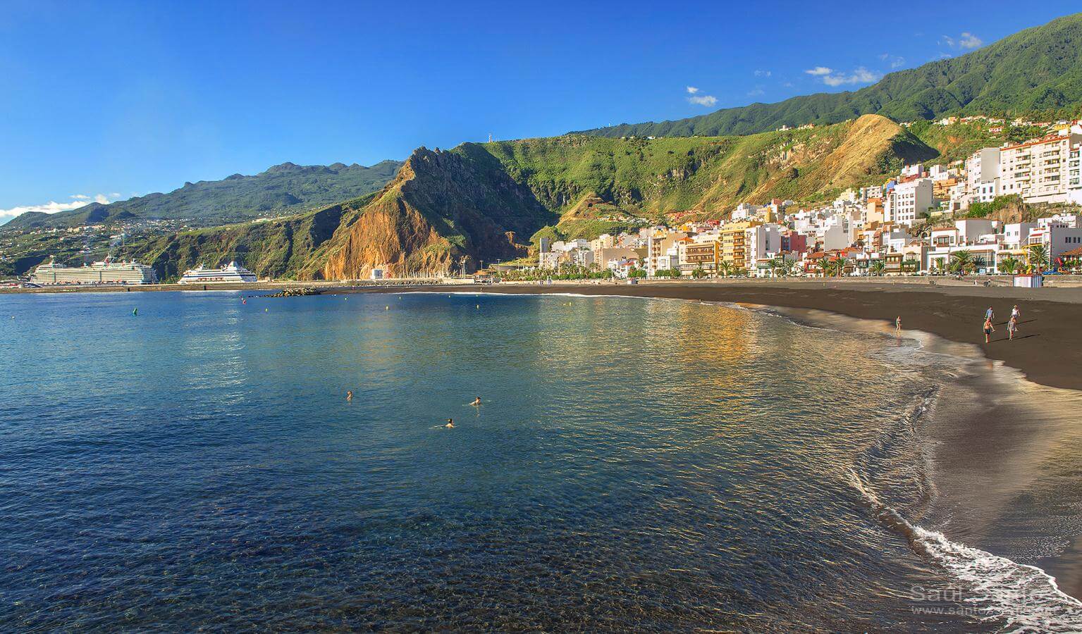 Playa urbana de Santa Cruz de La Palma, arena volcánica junto al casco histórico