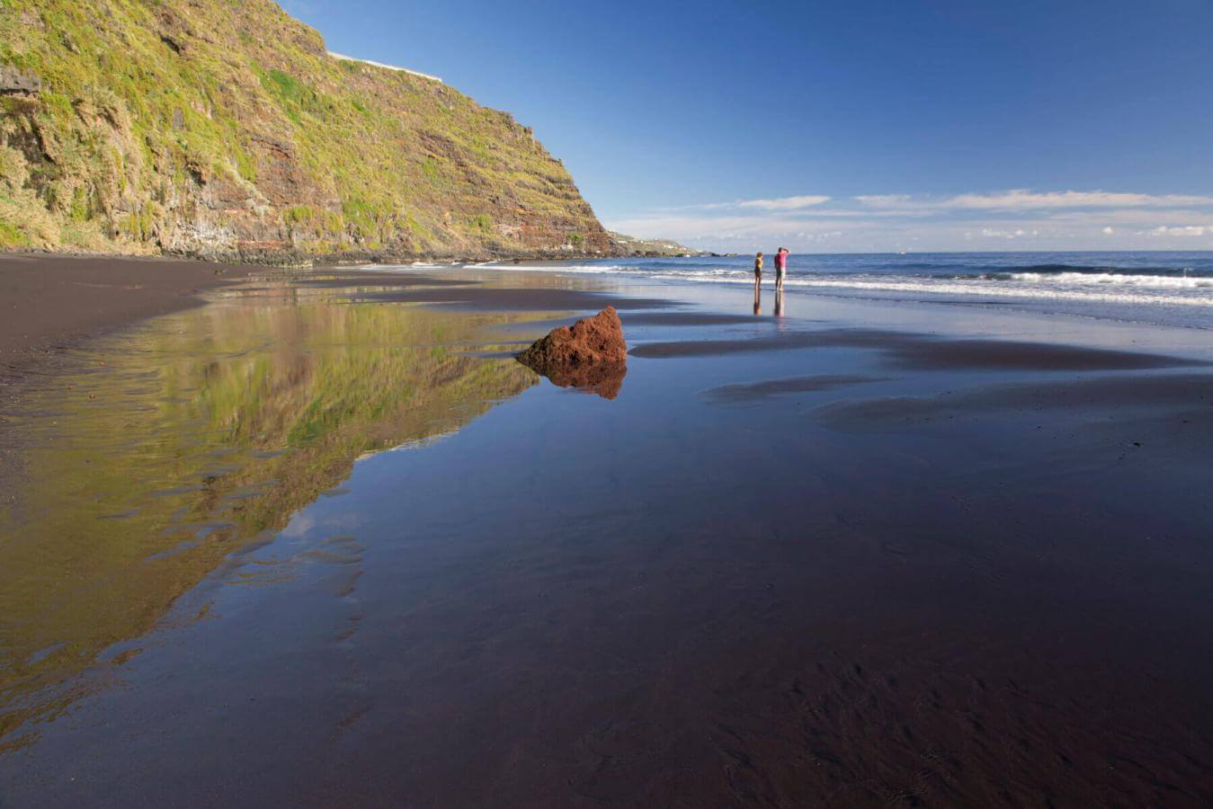 Puntallana La Palma, Playa de Nogales con arena negra y acantilados volcánicos