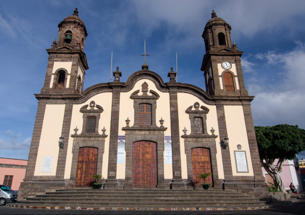 santa-maria-de-guia-gran-canaria-casco-historico-iglesia Santa María de Guía Gran Canaria, casco histórico BIC con la iglesia parroquial de fachada neoclásica