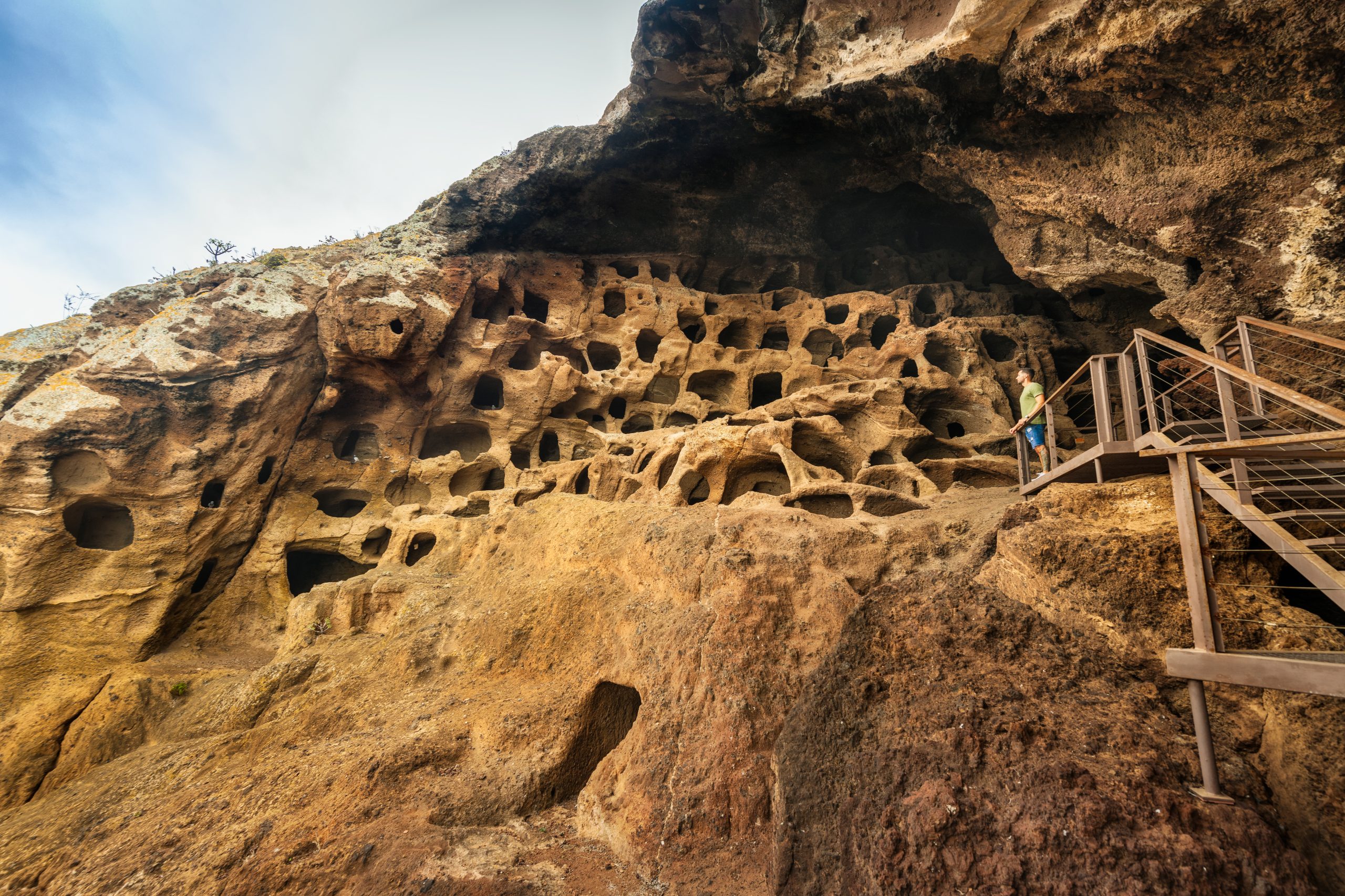 santa-maria-de-guia-gran-canaria-cenobio-valeron-cuevas Santa María de Guía Gran Canaria, Cenobio de Valerón con las cuevas aborígenes en el escarpe rocoso