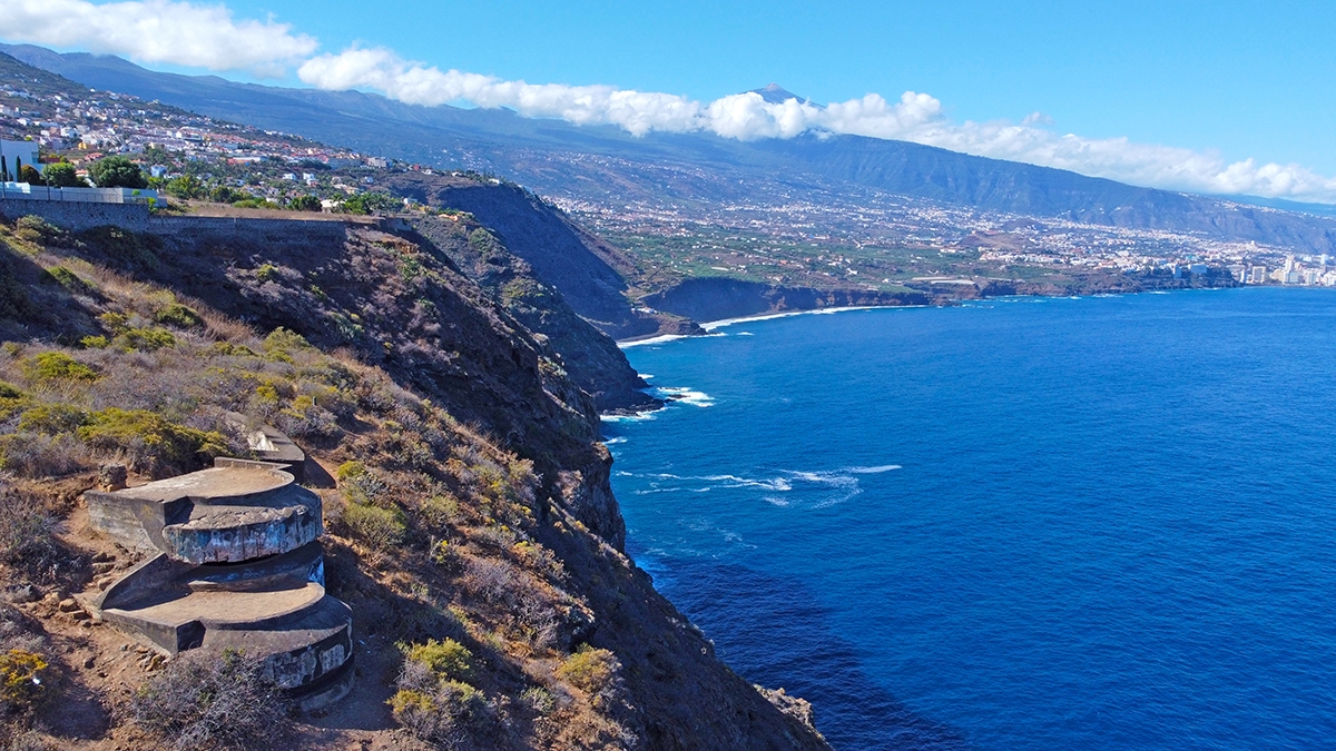 Santa Úrsula Tenerife, acantilados de la Costa de Acentejo en el norte de la isla