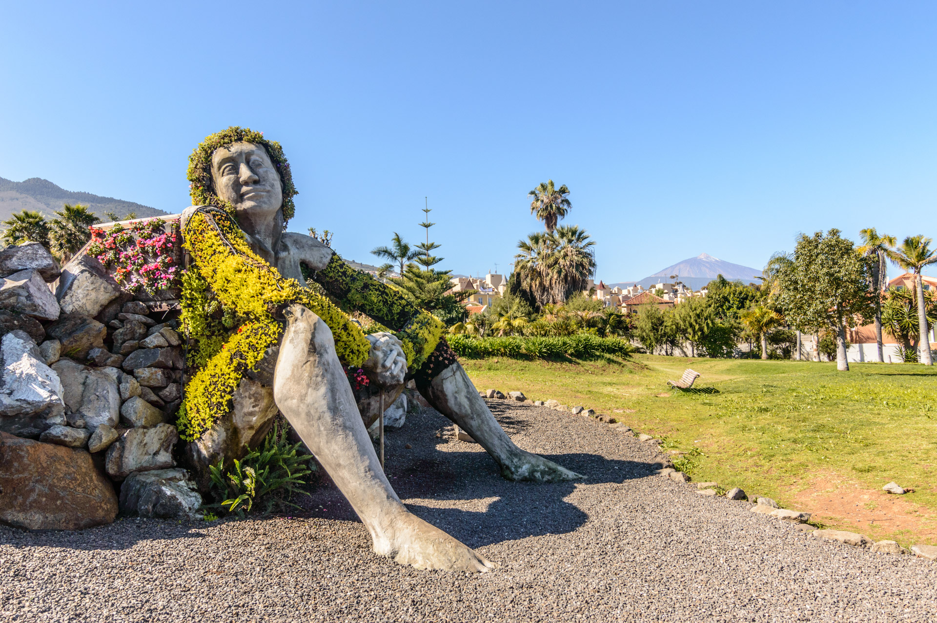 Santa Úrsula Tenerife, escultura de La Giganta en el Jardín Social de La Quinta