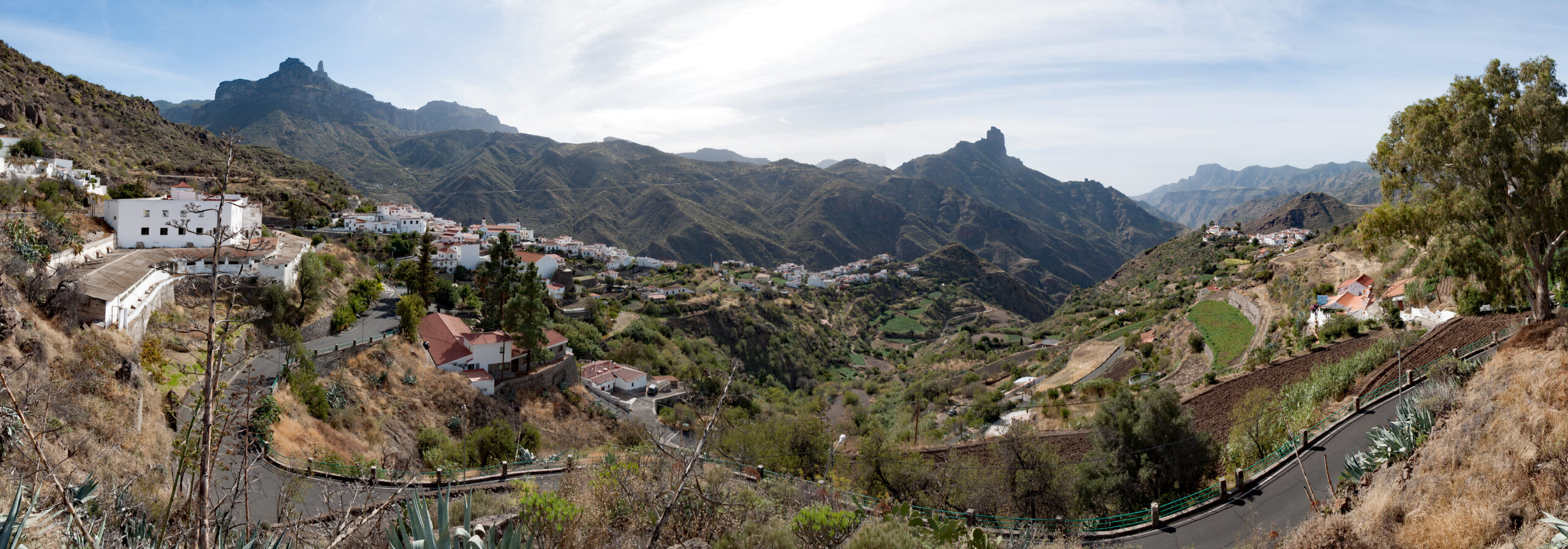 Tejeda Gran Canaria, panorámica del pueblo con el Roque Nublo y el Roque Bentayga al fondo