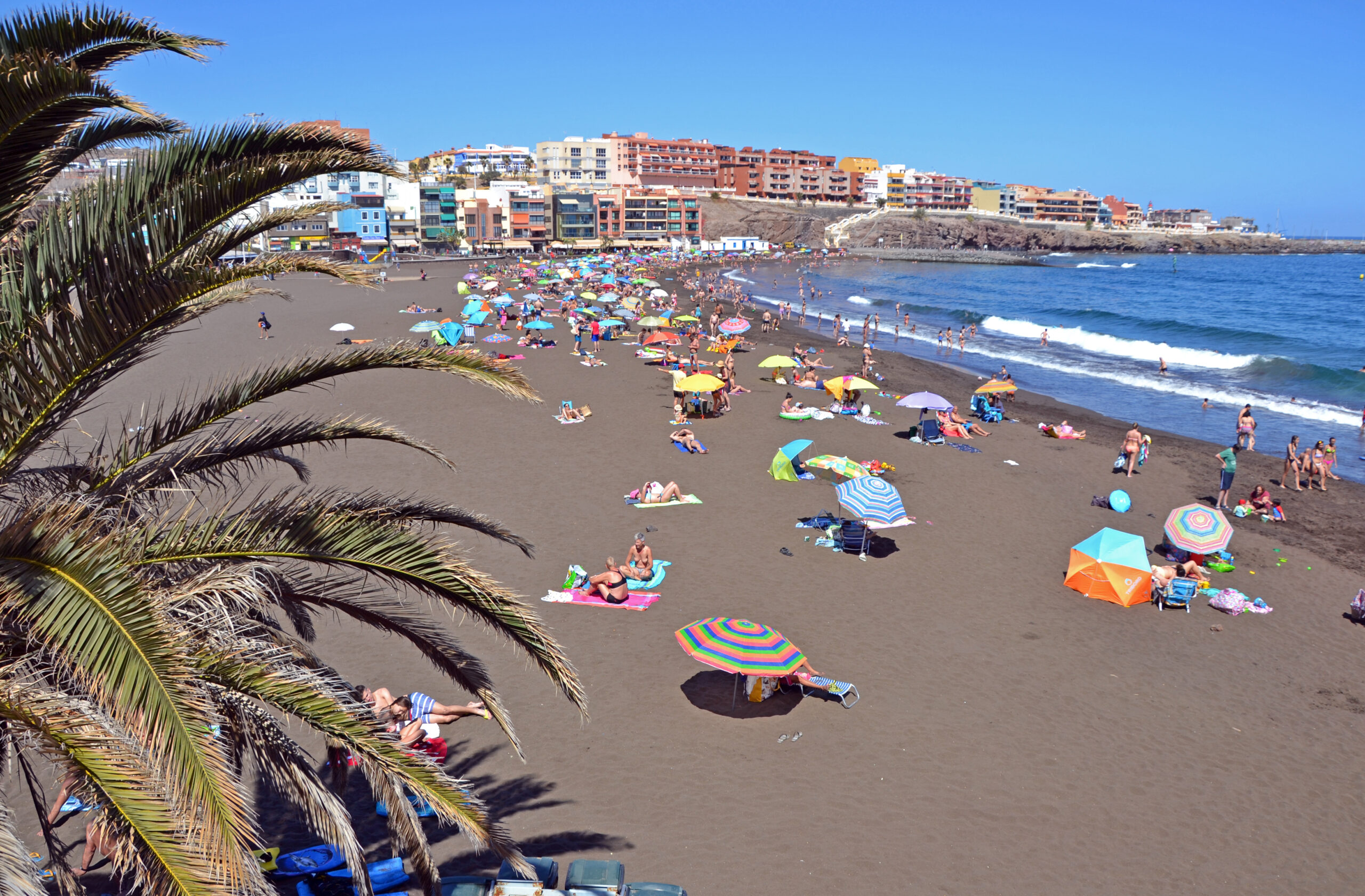 Telde Gran Canaria, Playa de Melenara con arena oscura y paseo marítimo en la costa este