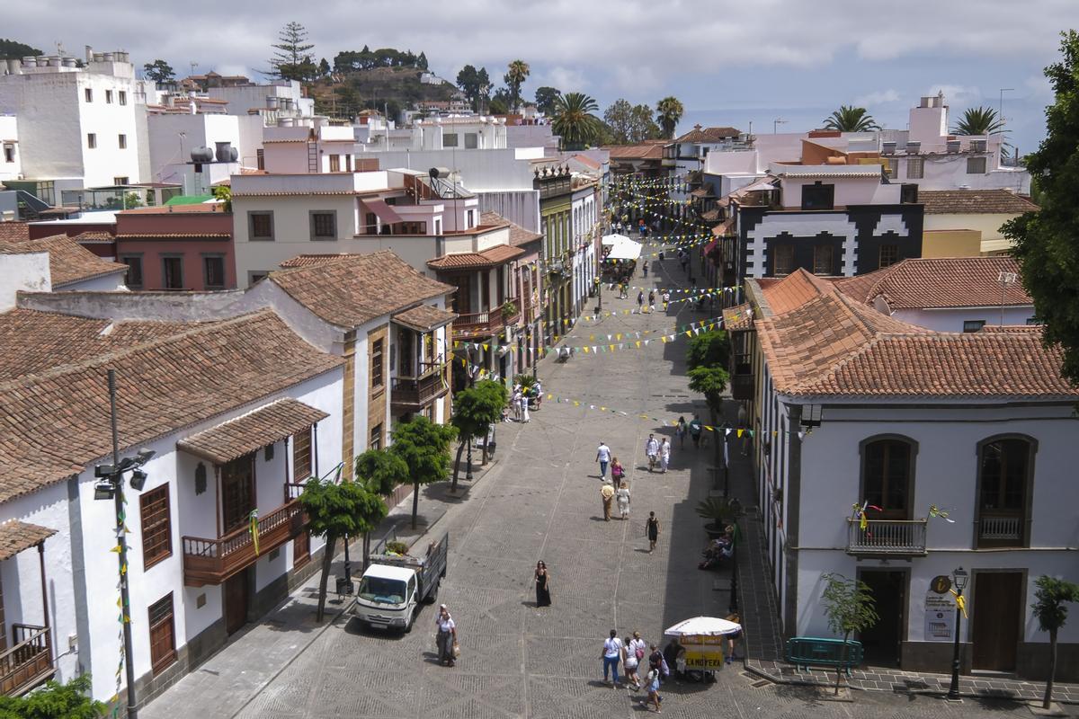 Teror Gran Canaria, Calle Real mit hölzernen Balkonen der historischen BIC