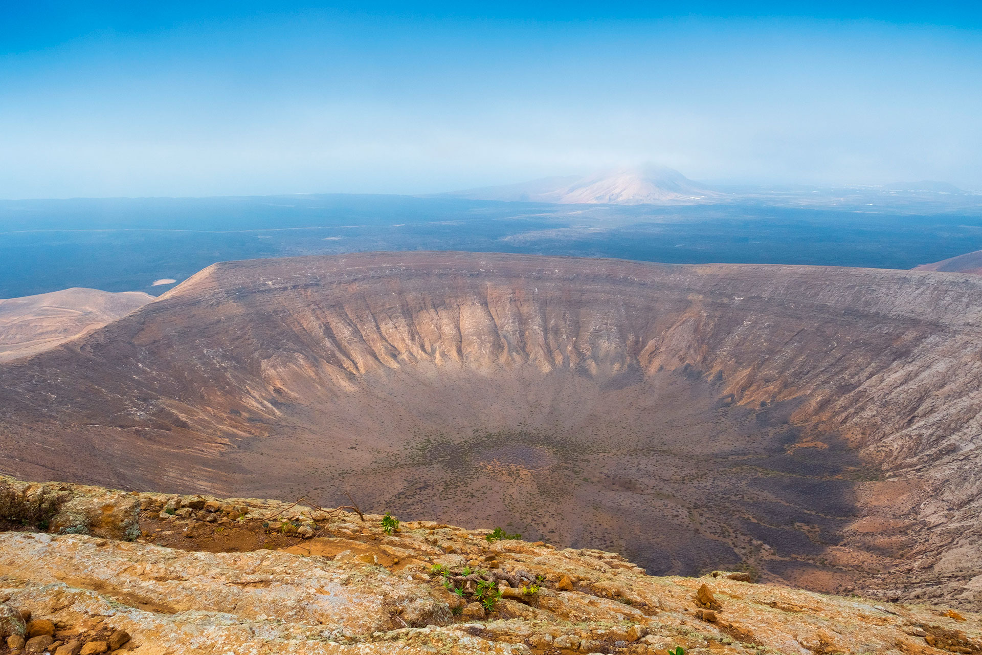 Tinajo Lanzarote, sendero alrededor del vulcan Caldera Blanca con vistas al crater