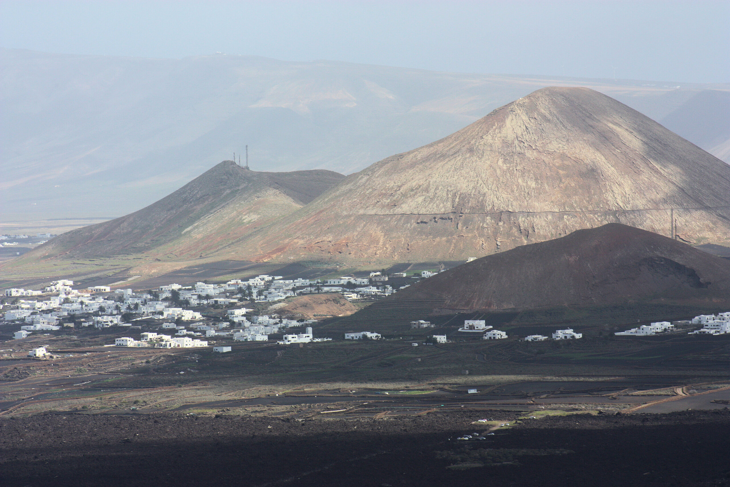 Tinajo Lanzarote, vista del municipio desde la Caldera Blanca con el paisaje volcánico