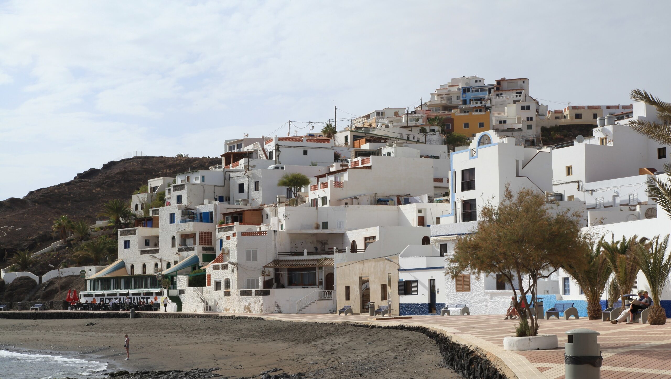 Tuineje Fuerteventura, vista del pueblo de Gran Tarajal desde el oeste con la playa de arena negra