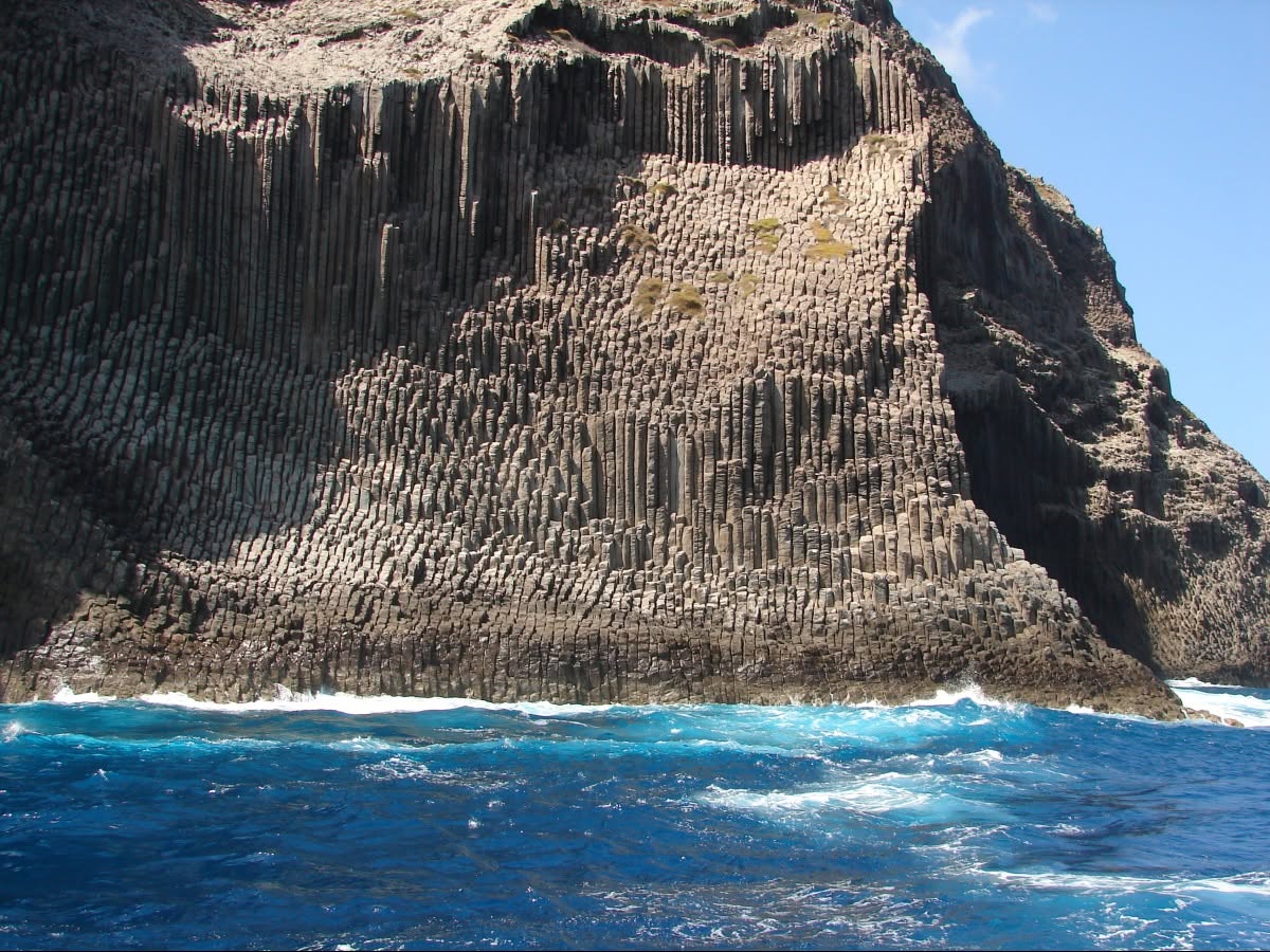 vallehermoso-la-gomera-organos-acantilado-basalto Vallehermoso La Gomera, columnas basálticas del Monumento Natural de Los Órganos vistas desde el mar