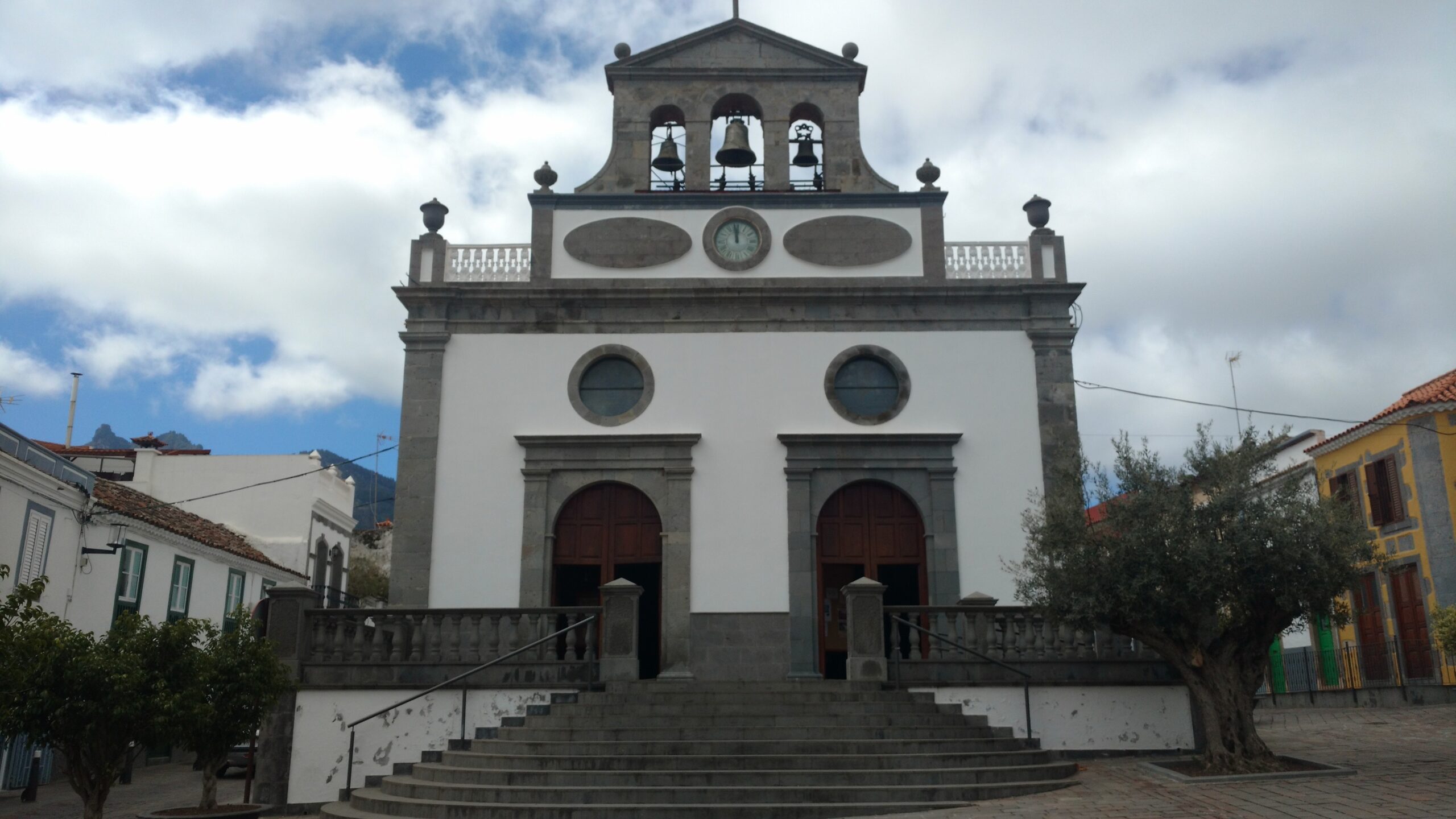 Vega de San Mateo auf Gran Canaria, Iglesia de San Mateo Apóstol und Platz im historischen Ortskern