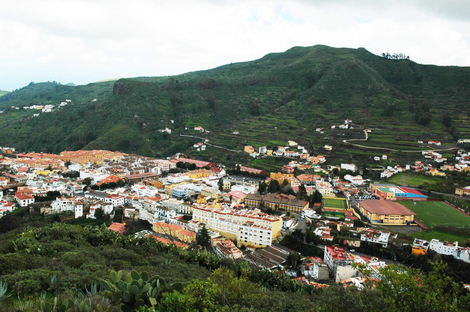 Vega de San Mateo auf Gran Canaria, Panoramablick auf die Gemeinde in den mittleren Höhenlagen im Zentrum der Insel
