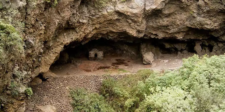 Villa de Mazo La Palma, petroglifos de la Cueva de Belmaco primeros grabados rupestres de Canarias