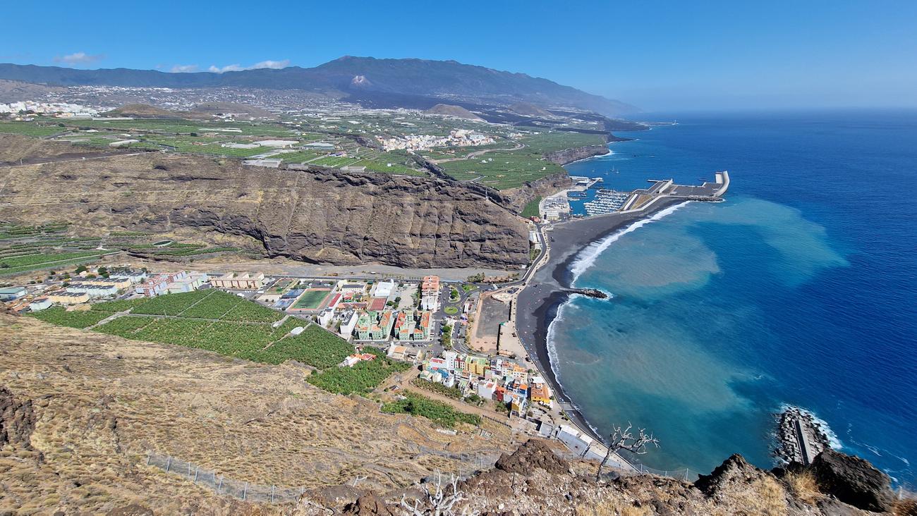 vista aérea de Tazacorte con plataneras, puerto y casco histórico Tazacorte, La Palma, municipio más soleado de España, con plataneras y puerto pesquero
