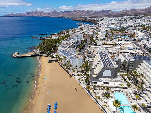Playa Grande Norte en Puerto del Carmen, Tías, Lanzarote, con el paseo marítimo al fondo