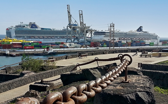 ?; Puerto de Los Mármoles en Arrecife, Lanzarote, con ferris y actividad portuaria