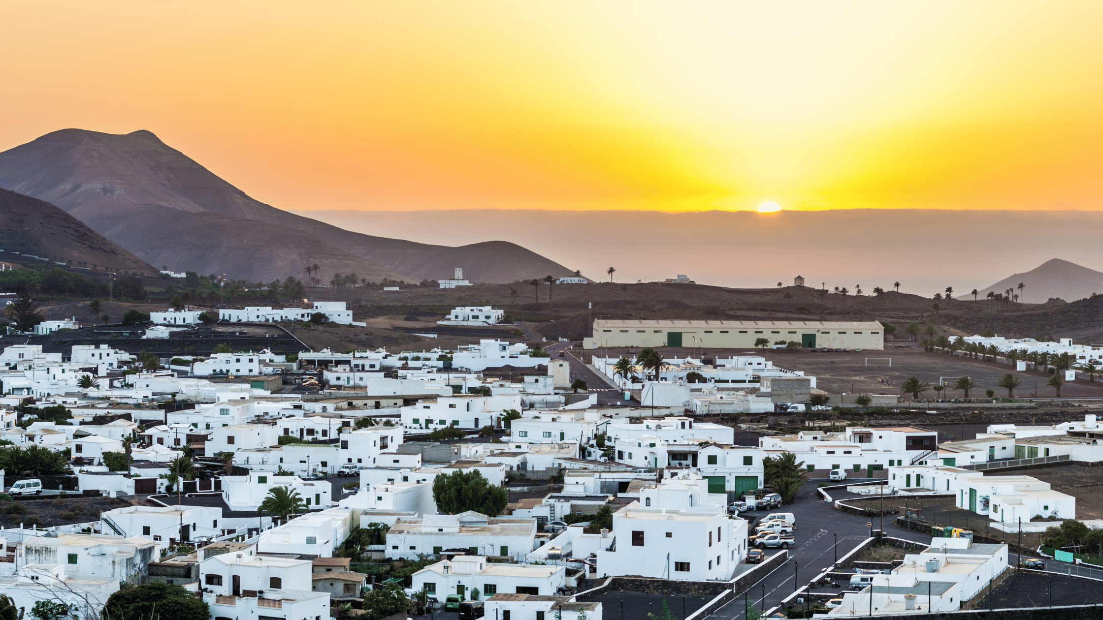 Municipio de Yaiza, Lanzarote, con paisaje volcánico y arquitectura blanca tradicional