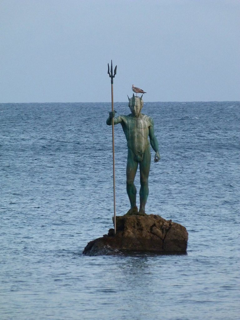 playa Melenara Telde Gran Canaria arena negra estatua Neptuno
