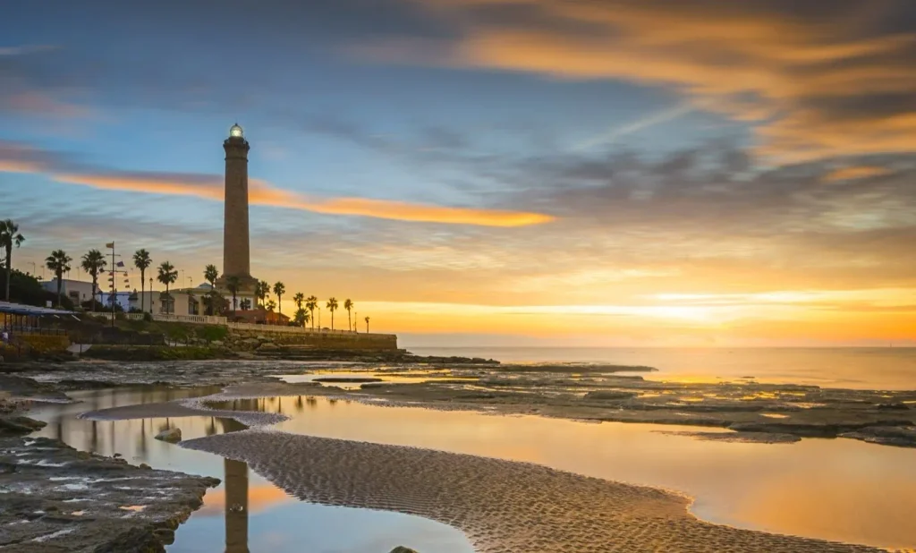 Maspalomas-Gran-Canaria-atardecer.jpg Alt: Faro de Maspalomas al atardecer junto al paseo de Meloneras, sur de Gran Canaria