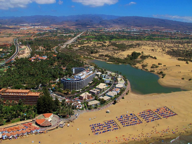 Maspalomas en vivo: la Charca, las dunas y la playa vistas desde lo alto en Gran Canaria