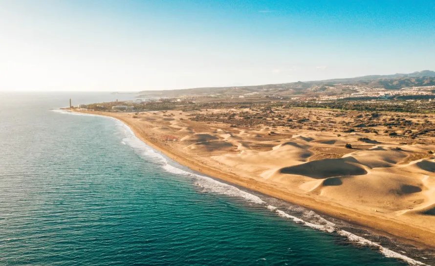 Playa del Inglés vista desde altura con las Dunas de Maspalomas y arena dorada en Gran Canaria sur